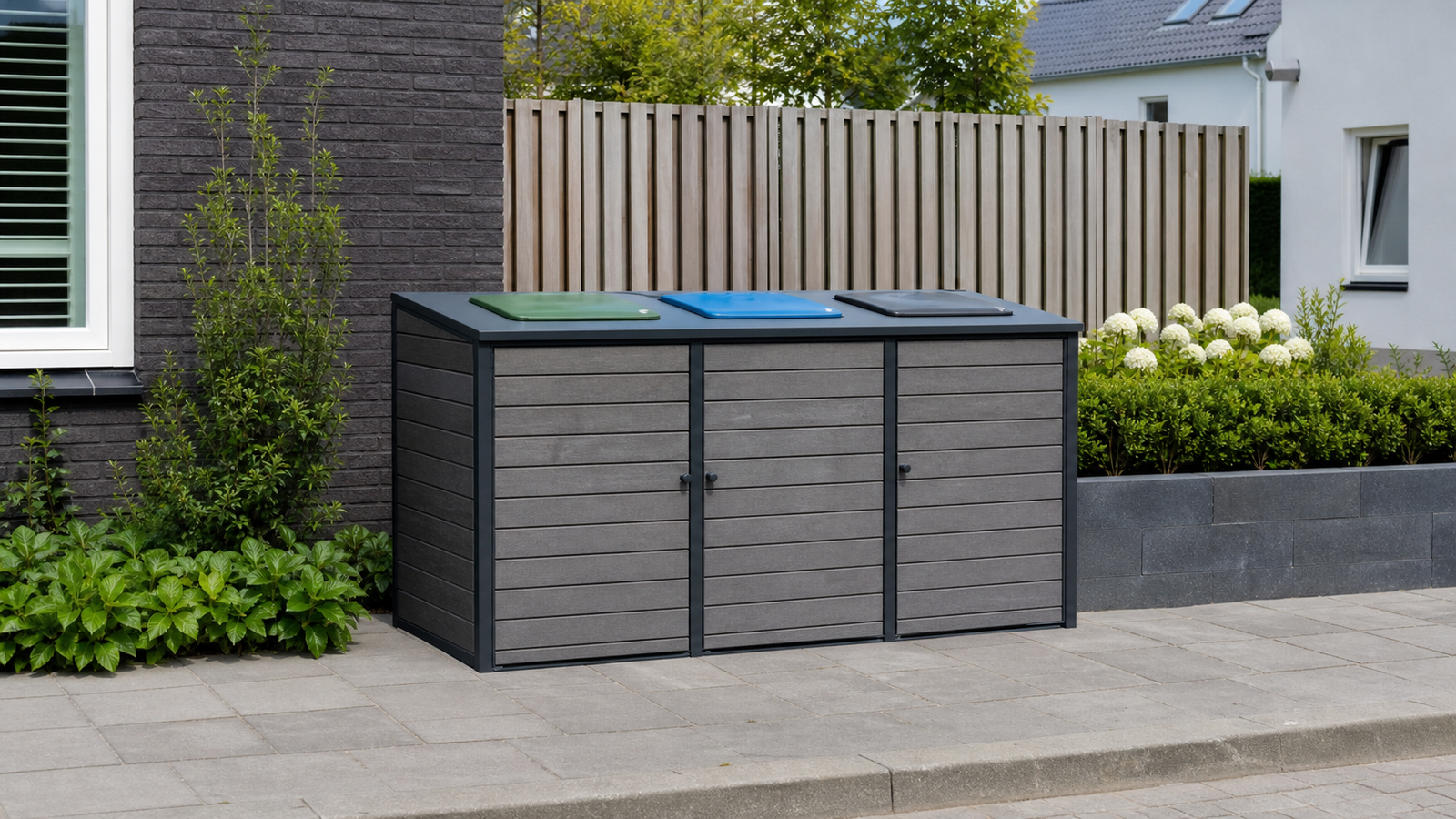 Onderhoudsarme containerombouw voor drie afvalcontainers met gekleurde deksels
