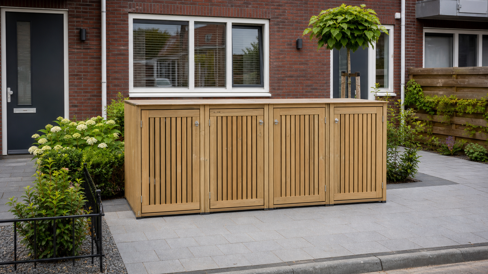 Houten containerombouw voor 4 containers in een Nederlandse voortuin