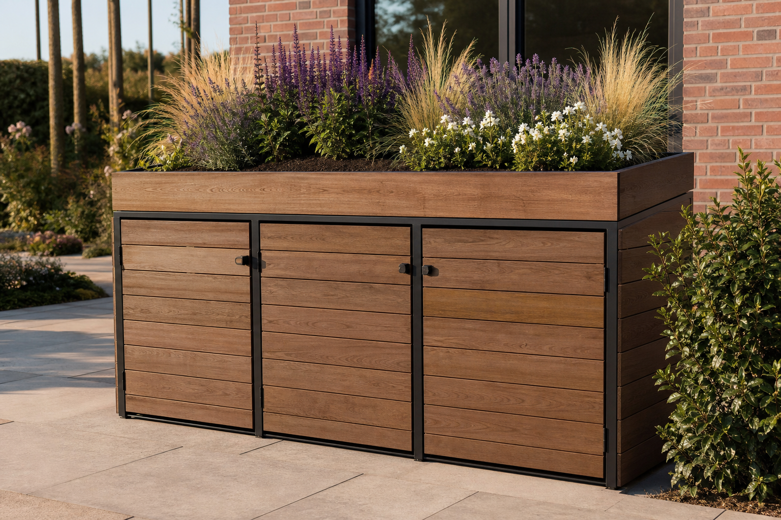 Houten containerombouw voor drie kliko’s met een brede verhoogde plantenbak vol bloeiende planten
