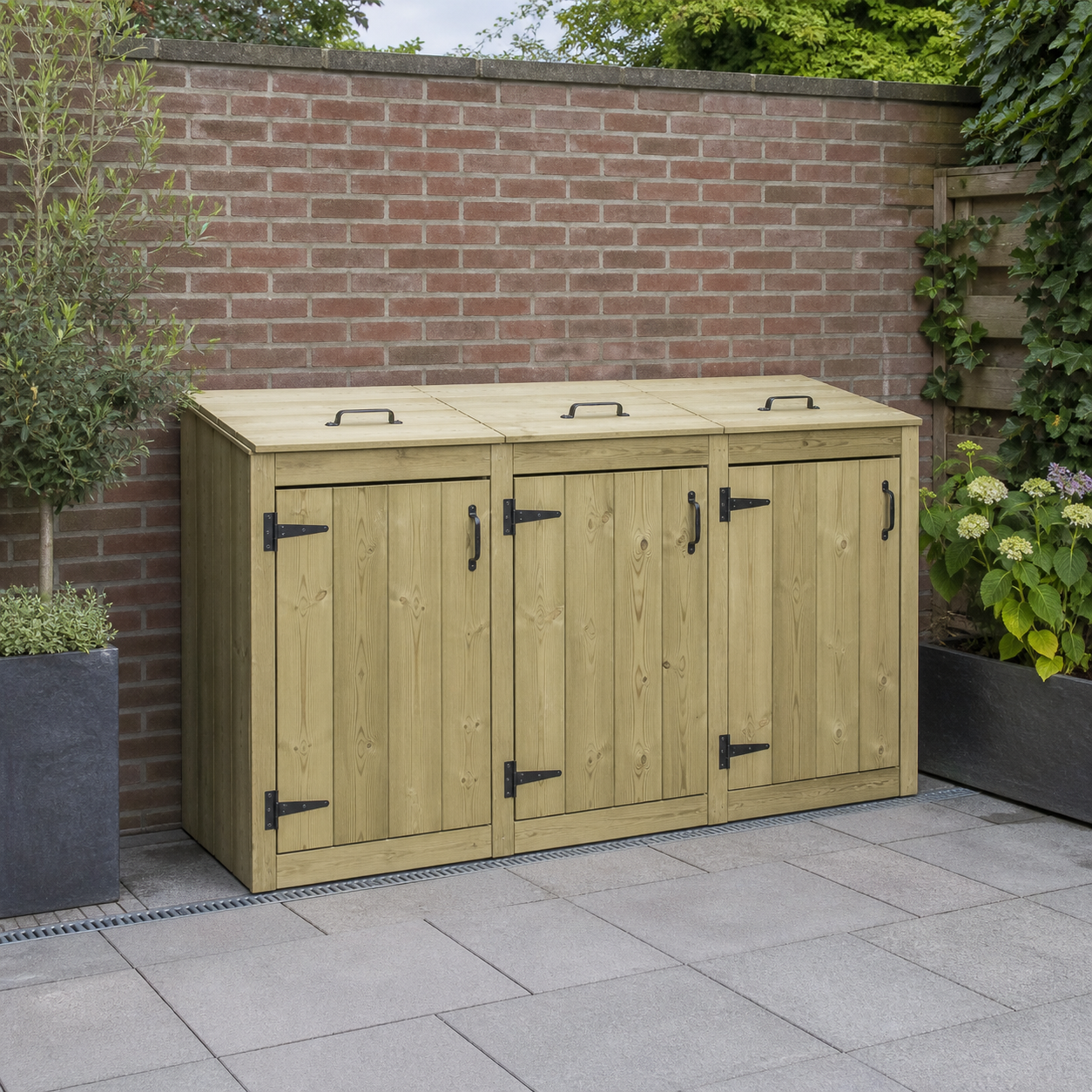 Houten afvalcontainerombouw voor 3 kliko containers tegen een tuinmuur met vrije bestrating ervoor