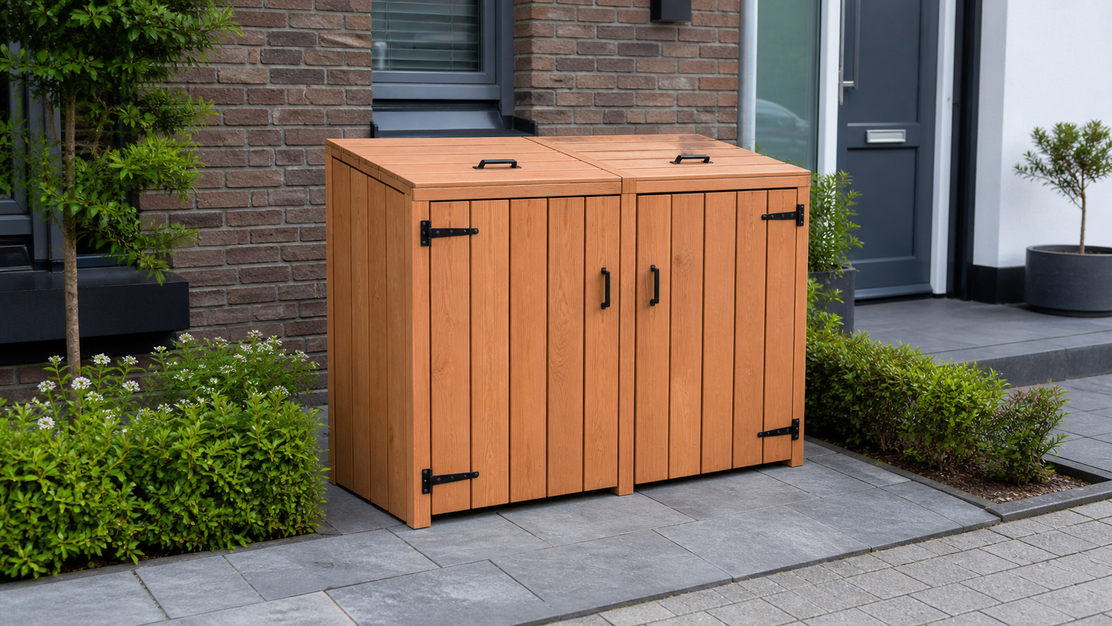 Houten containerombouw voor 2 containers volledig op bestrating in een Nederlandse voortuin