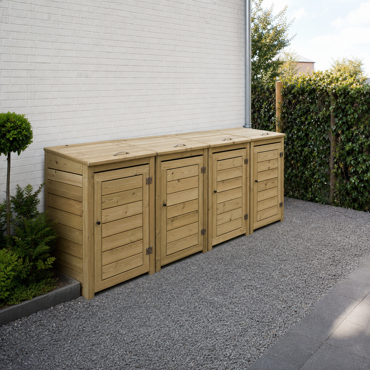 Houten containerombouw voor 4 kliko containers langs een erfgrens met vrije toegang ervoor