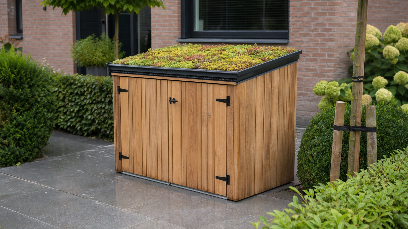 Houten containerombouw met sedum groendak in een Nederlandse voortuin